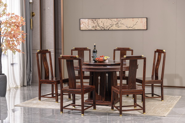 古森红木的“清风圆台”设计遵循中和之道，营造平和、团聚的用餐氛围