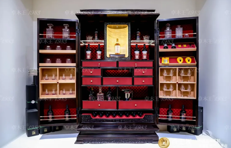 卓木王新顶奢系列—甄酒雪茄柜首次亮相2025广州国际高端定制生活方式展览会