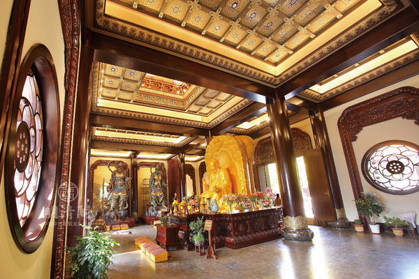 明清阁“九江东林寺天王殿”项目中紫檀须弥座以大料制成,纯手工打磨无漆无色 明清阁“九江东林寺天王殿”项目中紫檀须弥座以大料制成,纯手工打磨无漆无色