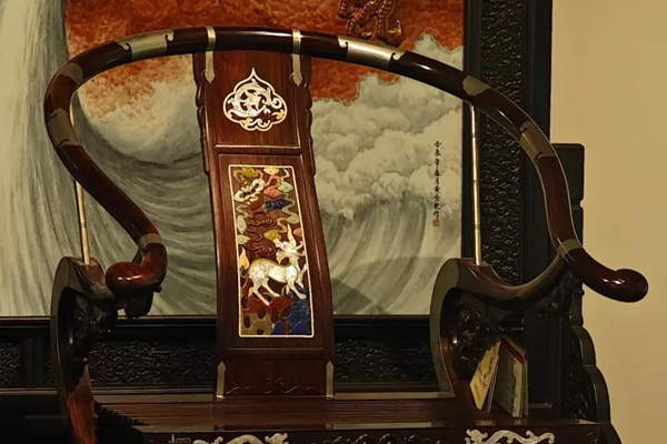 中山大红酸枝知名品牌波记家具|《大红酸枝百宝嵌麒麟交椅》荣获第三届中山市工艺家具鲁班奖
