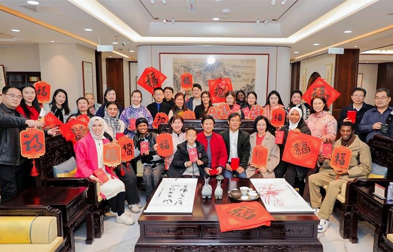 巧夺天工｜红木韵·笔墨情，中外文化交流书画研习雅集温情举办