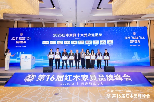 红古轩营销总监杨晶(右)上台领奖并接受央视主持人肖贵宁(左)现场采访 红古轩营销总监杨晶(右)上台领奖并接受央视主持人肖贵宁(左)现场采访