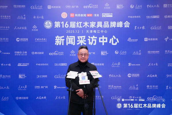 明堂家居·宽余品牌技术负责人张梦龙在台下接受媒体采访