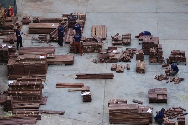 古森红木在选材上极为苛刻，坚持选用百年以上的优质老料