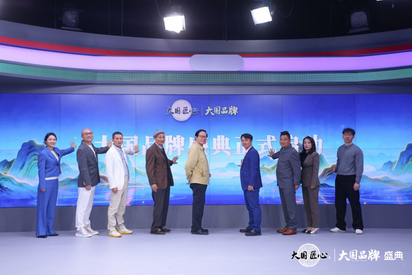 全国政协十一届委员、全国工商联原副主席程路(左5),全国工商联红木整装家具专委会专家顾问、故宫博物院文保科技部原主任曹静楼(左4),古森红木总经理吴建宇(右1)等业界精英齐聚一堂,大国品牌盛典正式启动 全国政协十一届委员、全国工商联原副主席程路(左5),全国工商联红木整装家具专委会专家顾问、故宫博物院文保科技部原主任曹静楼(左4),古森红木总经理吴建宇(右1)等业界精英齐聚一堂,大国品牌盛典正式启动