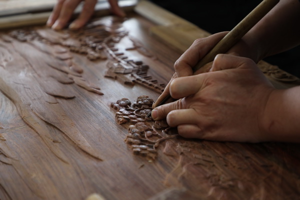 古森红木无论大、中、小款沙发,都坚持采用1.8cm厚的靠背板,运用0.8cm深雕工艺 古森红木无论大、中、小款沙发,都坚持采用1.8cm厚的靠背板,运用0.8cm深雕工艺