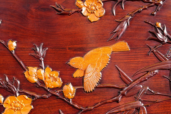 古森红木产品《栖云沙发》,以木色层次精雕花鸟 古森红木产品《栖云沙发》,以木色层次精雕花鸟