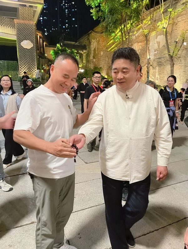 单霁翔院长（右）与陈俊辉董事长（左）在《非遗里的中国》录制现场