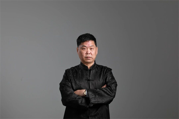 以名铸品 | 从张雪机车到葛洪亮红木，看见中国品牌的硬核底气