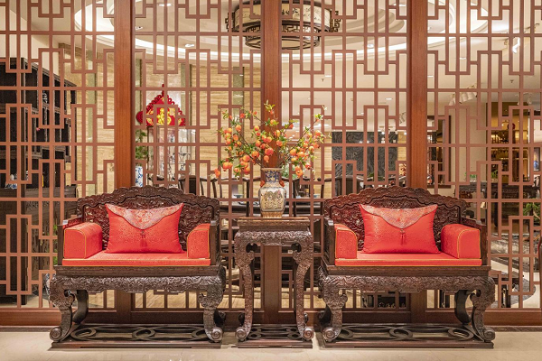伍氏大观园：五一小长假邂逅东方雅奢，解锁大红酸枝家具的古韵匠心