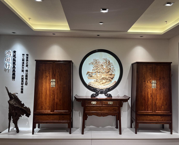 在广东想买海南黄花梨家具？首选鸿庭轩红木