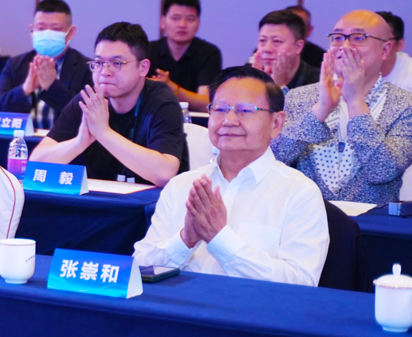 中央编办原副主任，中国轻工业联合会党委书记、会长张崇和