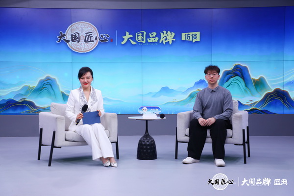大国品牌发布盛典上，古森红木总经理吴建宇（右）接受中央电视台节目主持人刘小唯（左）的专访