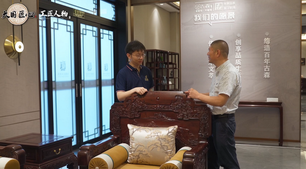 古森红木董事长吴飞阳（右）与古森红木总经理吴建宇（左）两代人一心，共同诠释如何守住非遗、传承匠心、缔造精品