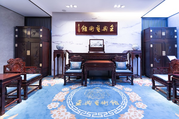 浙江小叶紫檀厂家怎么选？年年红金典的工艺逻辑与选材标准