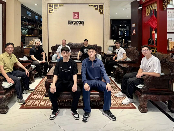 红木牵线促交流｜土耳其青年交流团相聚国方家居共赏传统工艺之美